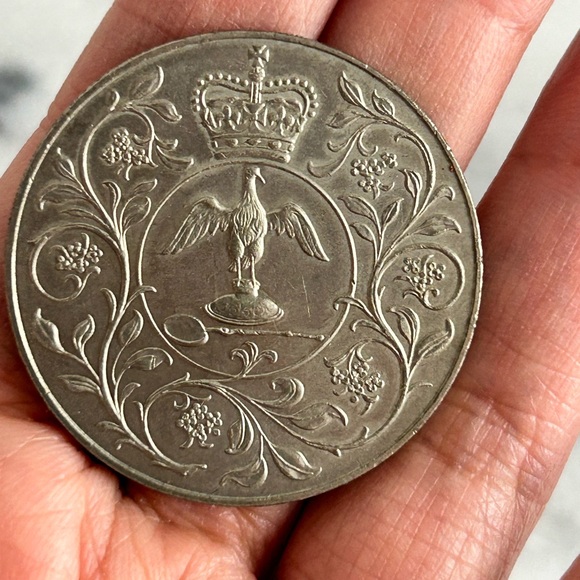 Collectible Coin 1977 Silver Jubilee Queen Elizabeth II - Picture 2 of 4